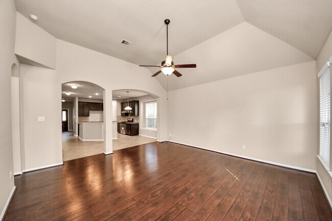 Building Photo - 3115 Lake Dr
