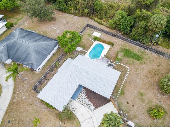 Building Photo - 607 Coconut Ave N