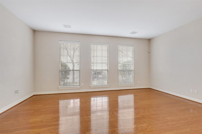 Photo - 1007 W Bluff St Townhome