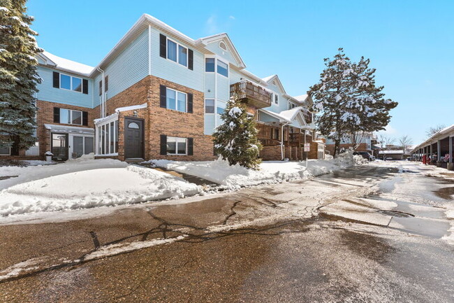 Building Photo - 221 Pinewood Cir