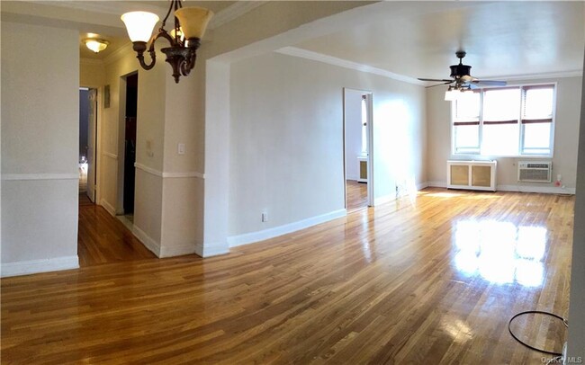 Building Photo - 5 Sadore Ln