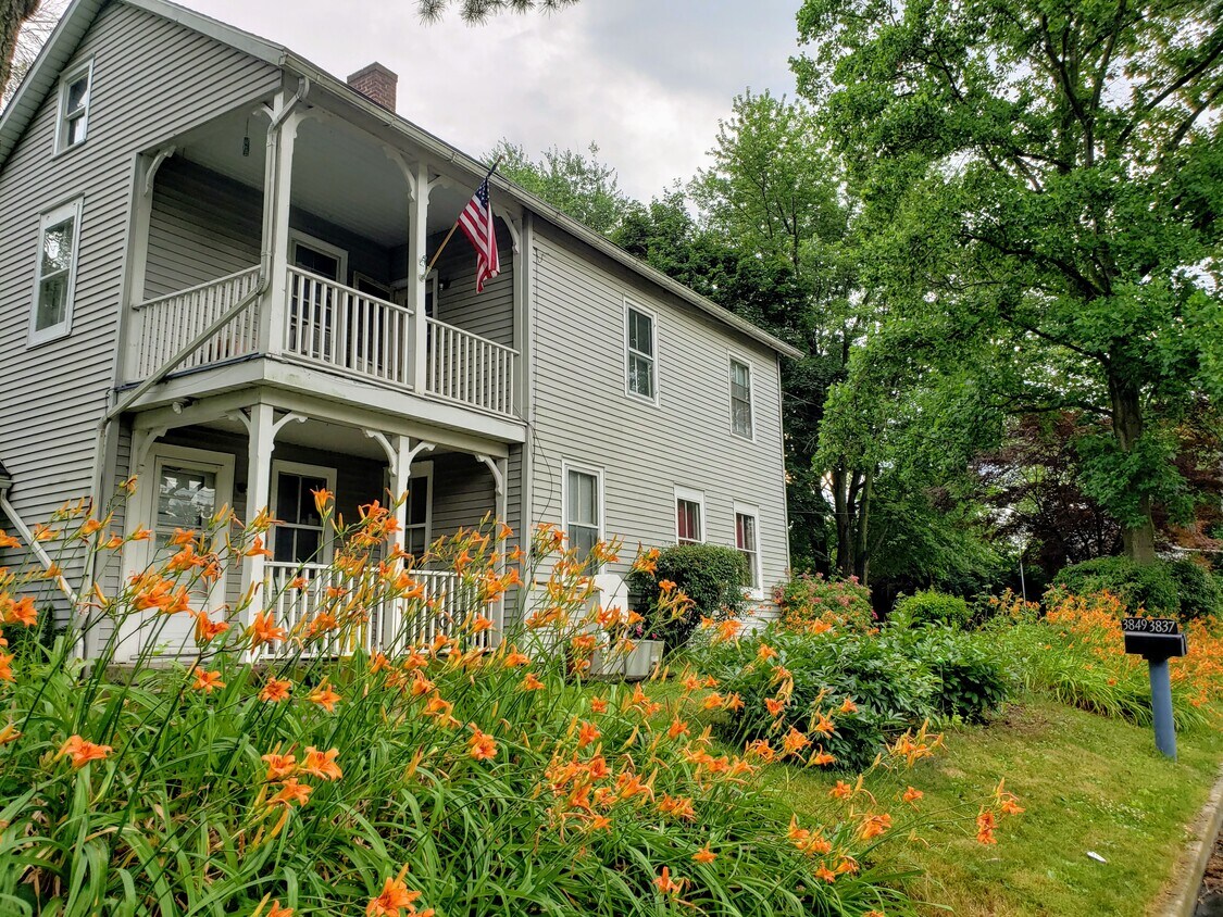 Lado derecho de la casa - 3849 Township Line Rd