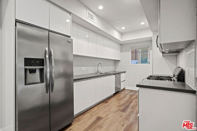 Building Photo - 838 N Hudson Ave