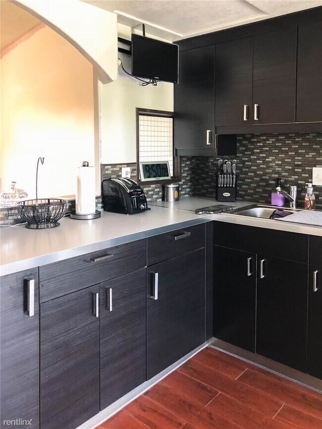 Building Photo - 3 br, 2 bath House - 3582 W 80th St