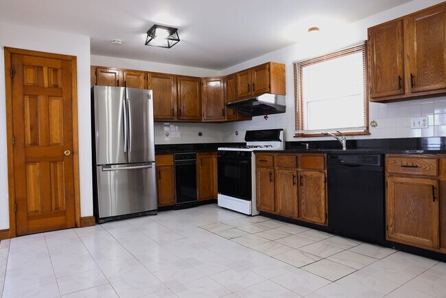 Building Photo - 32 Saint Marks Rd