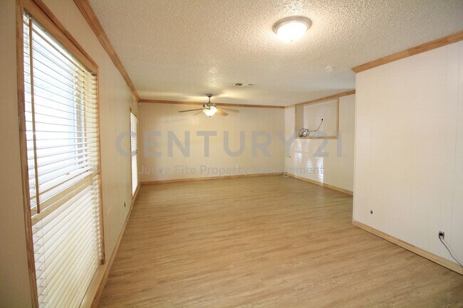 Foto del edificio - Lovely 3/2 with 2 Car Carport in Denton Fo...
