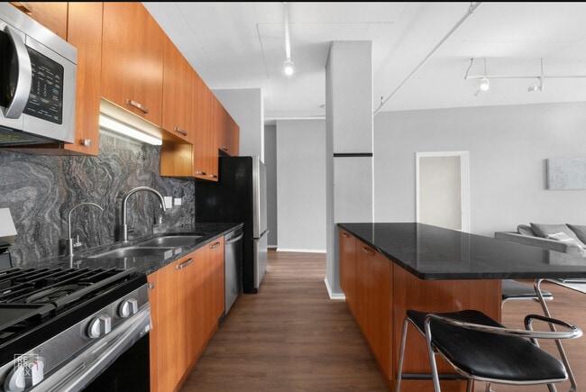 Building Photo - 212 E Cullerton St
