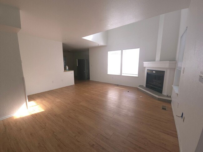 Foto del edificio - 5 Bed On The Hill!