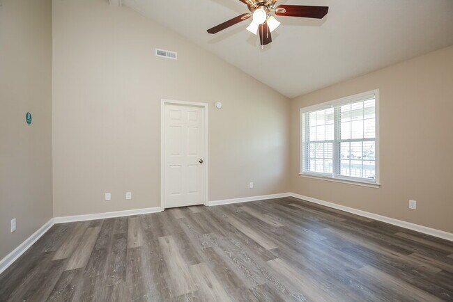Building Photo - 1585 Ridgemont Dr