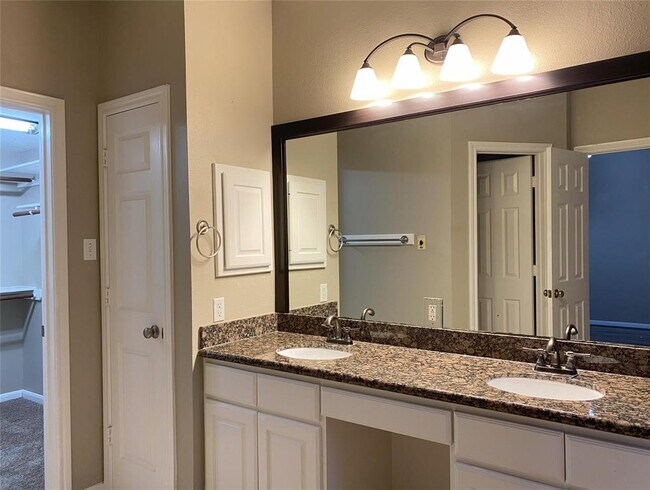 Foto del edificio - 7710 Misty Fern Ct