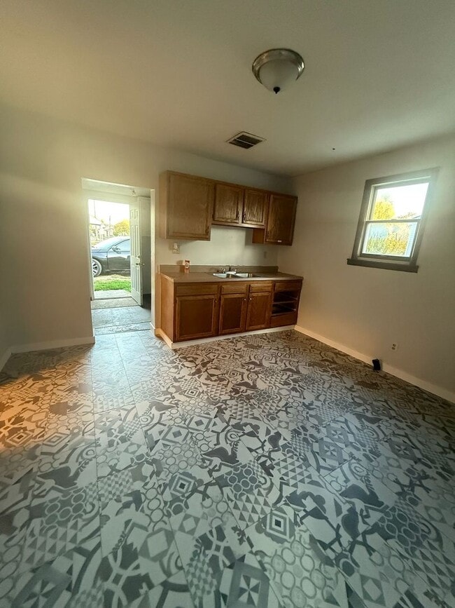 Building Photo - 4 bedrooms