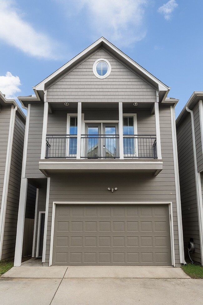 Building Photo - 902 W 20th St