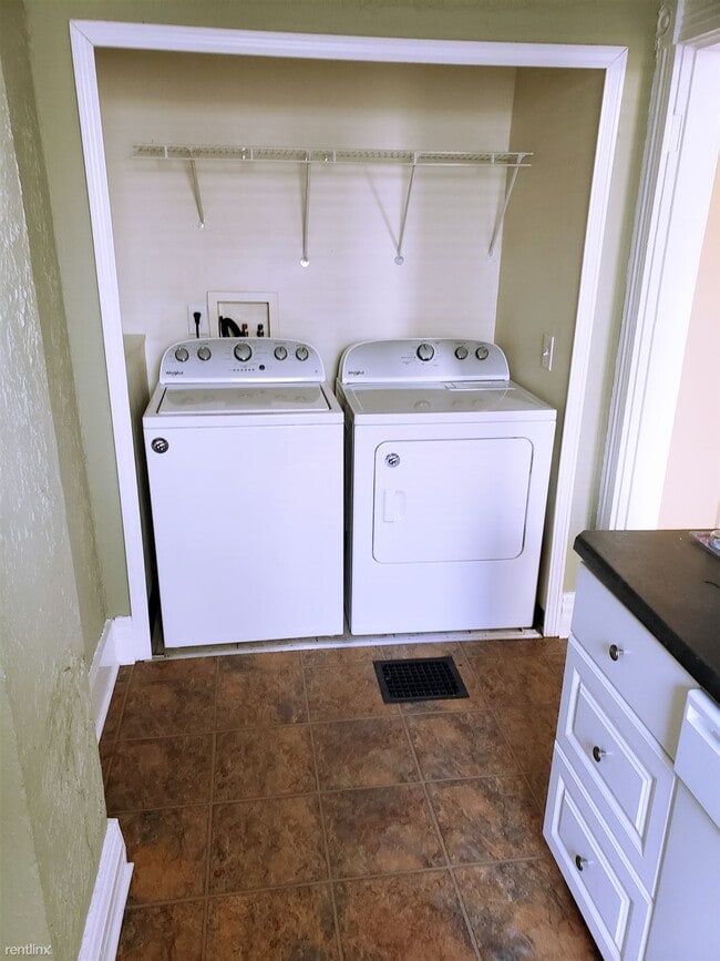 Building Photo - 2 br, 1 bath Triplex - 63 E Duncan St 2 Bd...