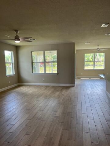 Foto del edificio - 6784 Cloverdale Ave