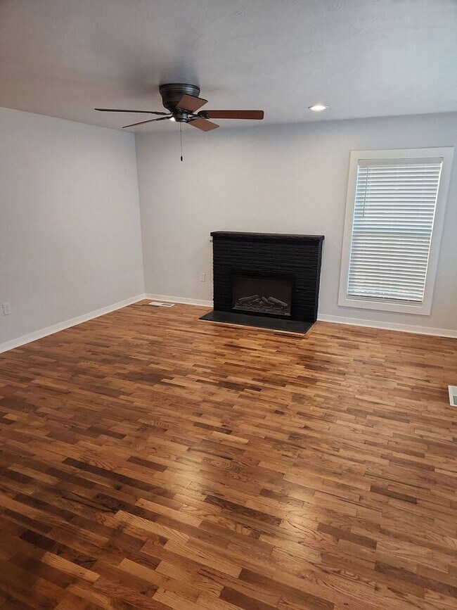 Building Photo - 3 br, 1 bath House - 2120 Main St SE