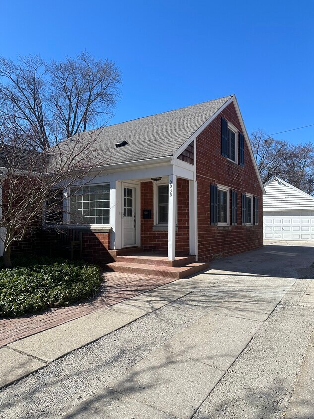 Primary Photo - Cozy 4bd/1ba Whitefish Bay Townhouse Avail...