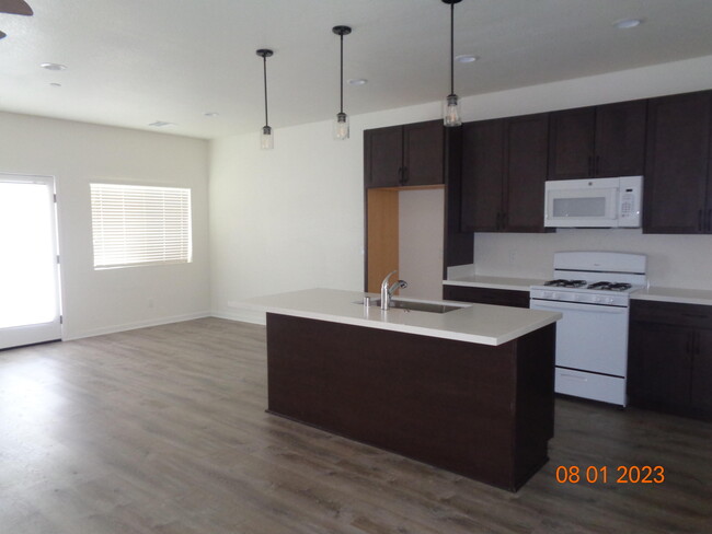 Building Photo - 41504 Sierra Vista Dr