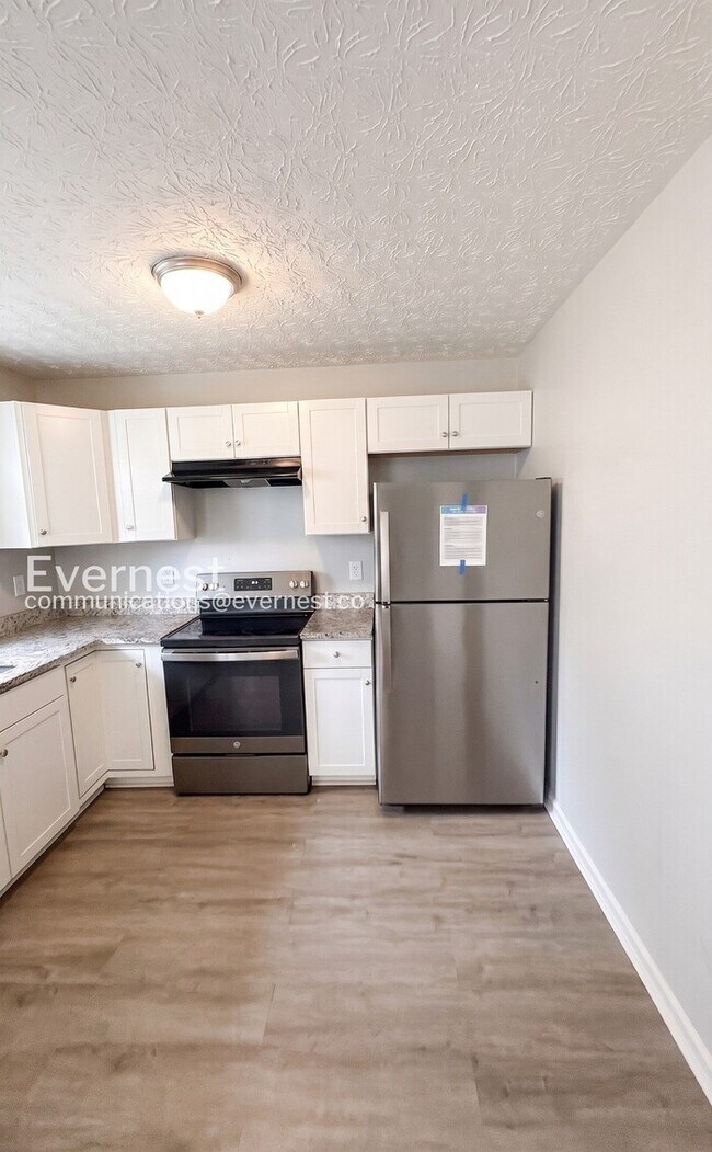 Building Photo - Limited Time Special Offer / 3 Bed & 2.5 Bath House in Jonesboro / Pet-Friendly / Section 8 Accep...