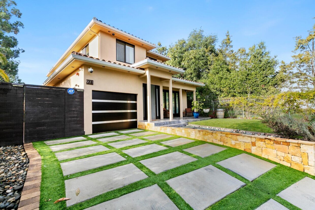 Foto principal - 971 Hillcrest Dr