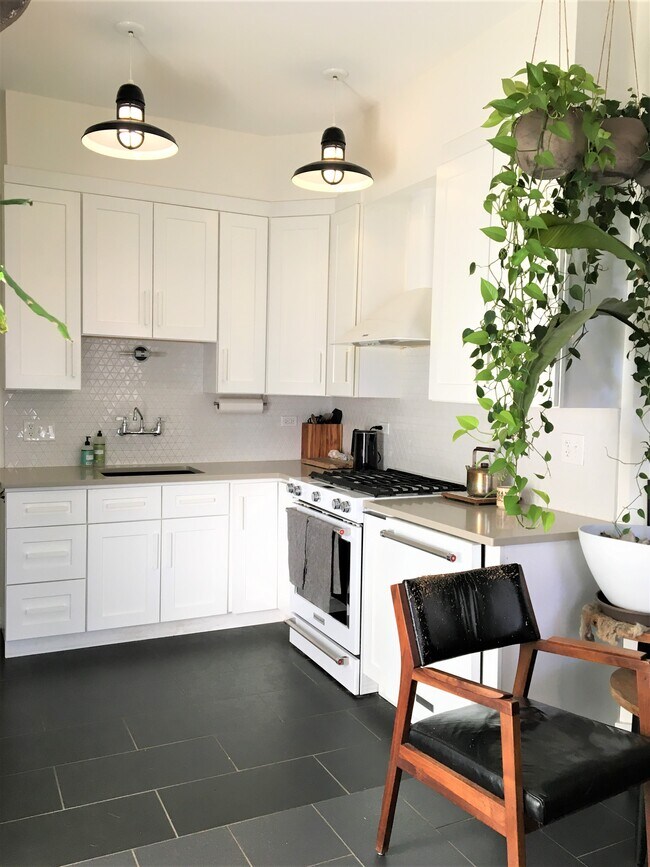 Foto del edificio - 3329 W Pierce Ave