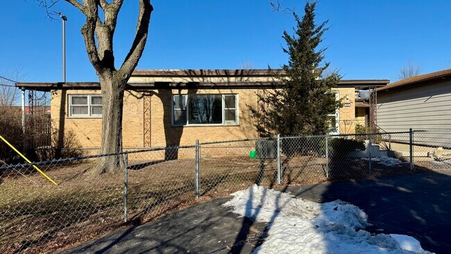 Foto del edificio - 304 E Hawthorne Dr