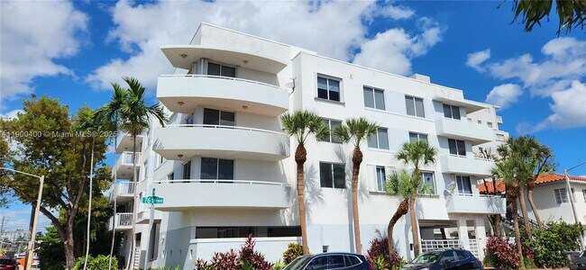 Foto del edificio - 7601 Dickens Ave