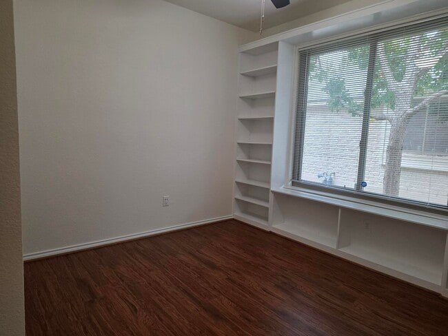 Foto del edificio - FOR LEASE!!