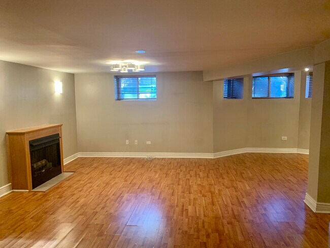 Living Room - 915 W Belle Plaine Ave