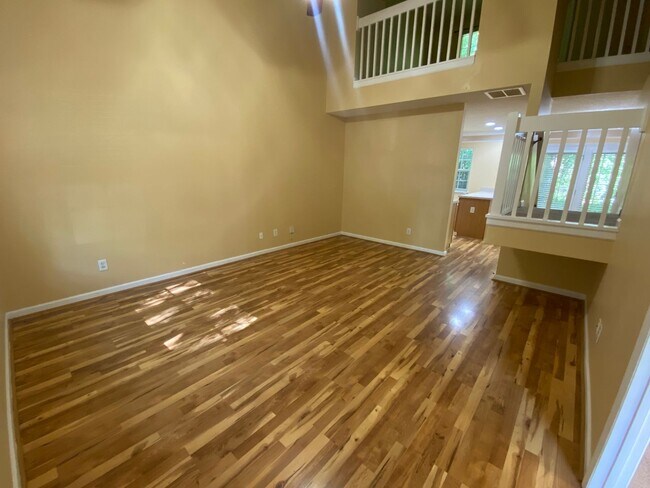 Building Photo - 2 Bedroom 2.5 Bath Townhome with LOFT in R...