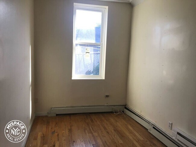 Building Photo - 144 Huntington St