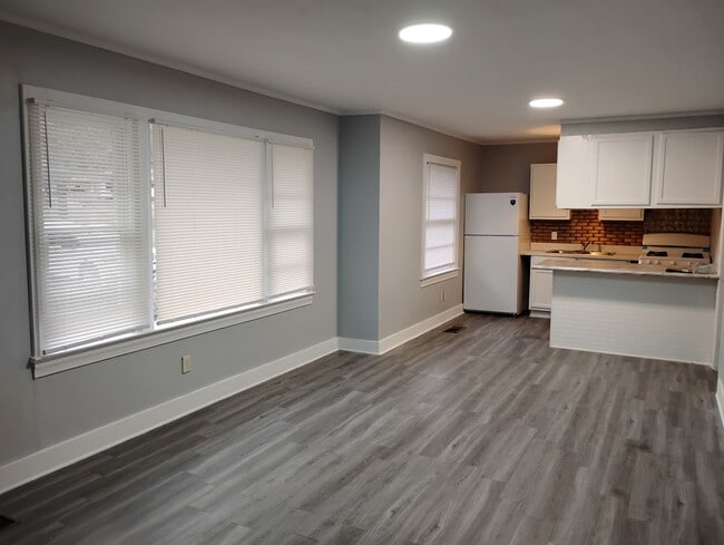 Building Photo - 1711 2nd Terrace