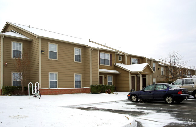 Vista de estacionamiento exterior - Glenshire Court Apartments