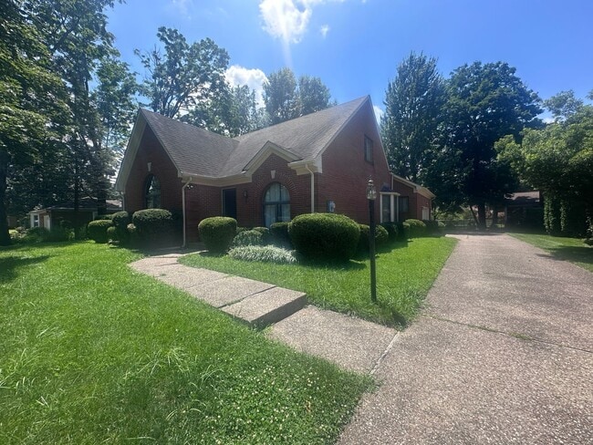Photo - Unique Lyndon area 4 bedroom home with multiple common areas