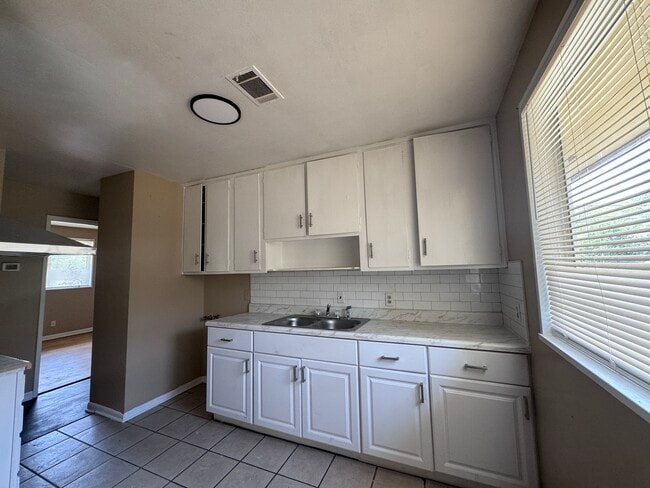 Building Photo - 2214 N Berkley Dr