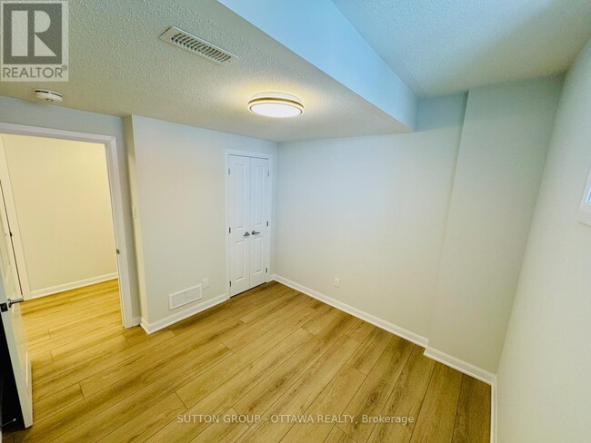 Building Photo - 1501 Creekway Private
