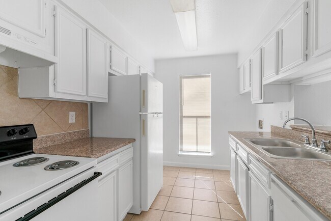 Foto del edificio - 12707 Bellaire Blvd