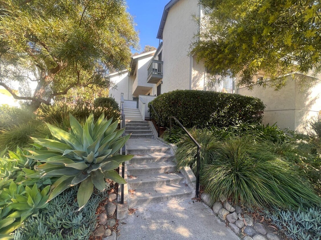 Foto principal - 1BR/1BA CONDO with GARAGE and PARKING in S...