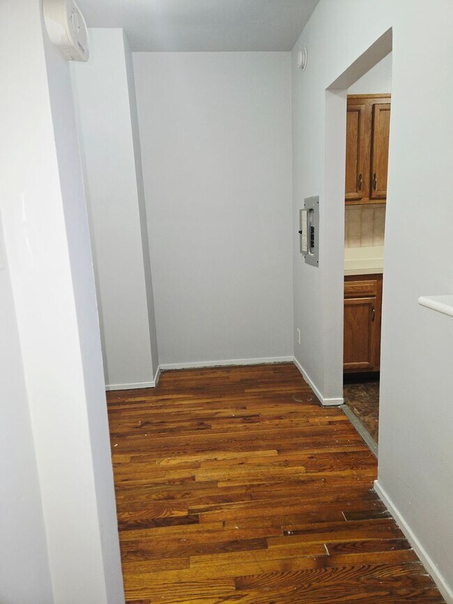 Building Photo - 1 bedroom, 1 bathroom