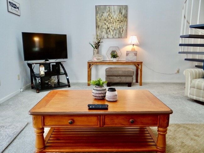 Building Photo - Seasonal Rental Available 9/24-4/25