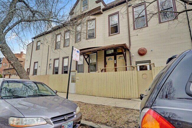 Building Photo - 2524 W Fullerton Ave