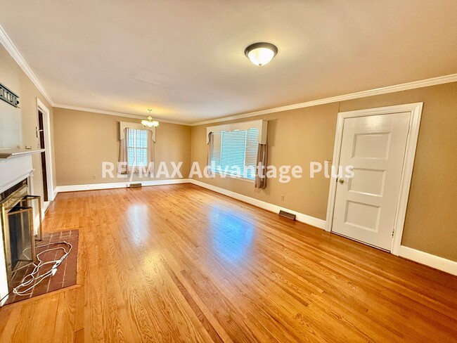 Building Photo - Very Spacious Home with 2 beds/2 baths and a bonus room, close to Charlotte Courthouse