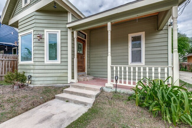 Building Photo - CHARMING DENVER HEIGHTS 3-BEDROOM