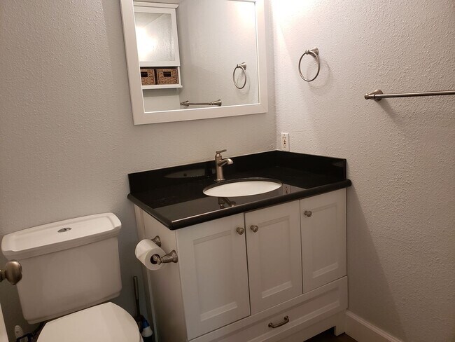 Foto del edificio - 2 Bedroom Condo in Bennett Valley