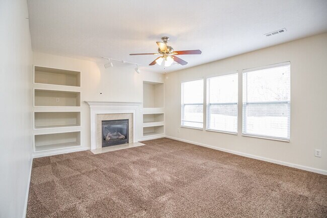 Foto del edificio - 4565 Hawthorn Dr