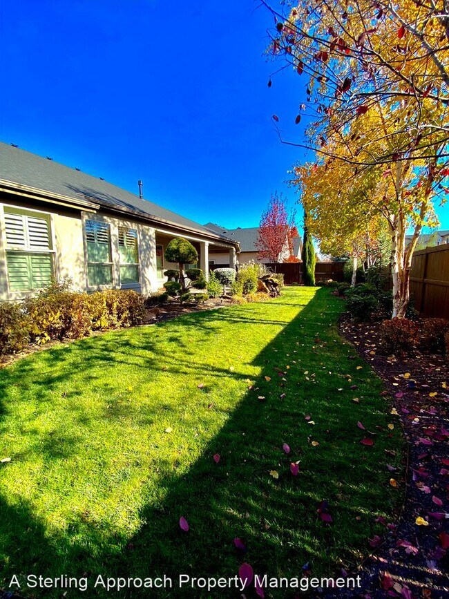 Building Photo - 4 br, 2.5 bath House - 885 W Arnaz St