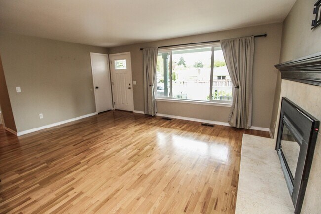 Building Photo - Coming Soon! Very well maintained home wit...