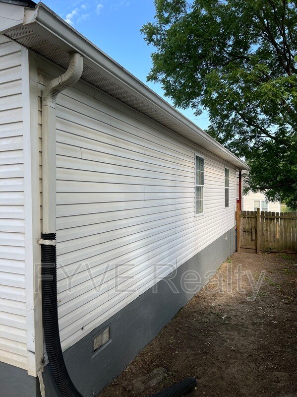 Building Photo - 228 Douglas Ave