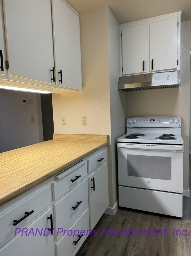 Building Photo - Charming 1-Bedroom Home with Bonus Room, U...
