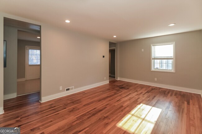 Foto del edificio - 2450 Judson Ave