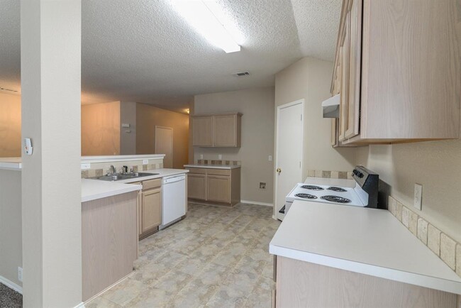 Building Photo - 104 Quail Run Dr